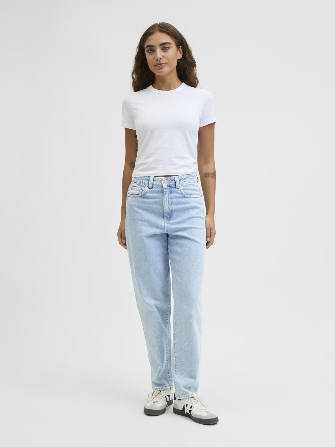 model_shot-front_full